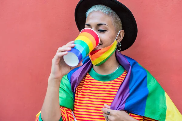 Jovem Mulher Bebendo Coquetel Durante Desfile Orgulho Gay Conceito Movimento — Fotografia de Stock