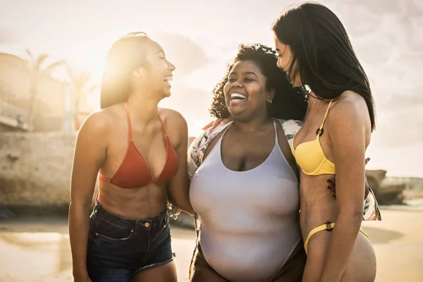 Щасливі Багаторасові Жінки Різним Розміром Тіла Весело Гуляють Пляжі Під — стокове фото