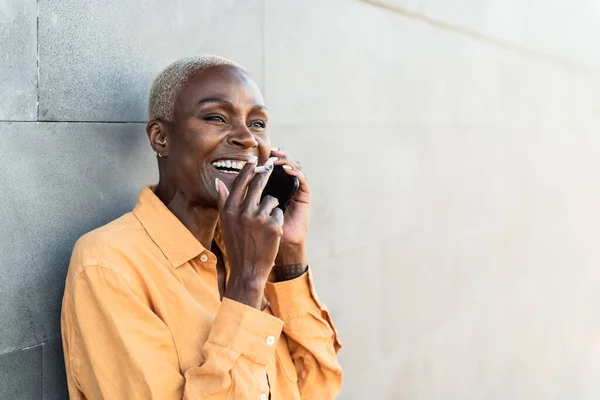 Mulher Idosa Africana Fazendo Uma Chamada Com Smartphone Móvel Enquanto — Fotografia de Stock