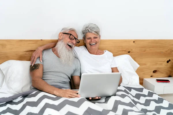 Szczęśliwa Para Seniorów Zabawy Oglądanie Laptopa Leżącego Łóżku Technologia Starsi — Zdjęcie stockowe