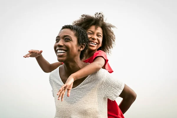 Família Africana Feliz Praia Durante Férias Verão Afro Pessoas Divertindo — Fotografia de Stock