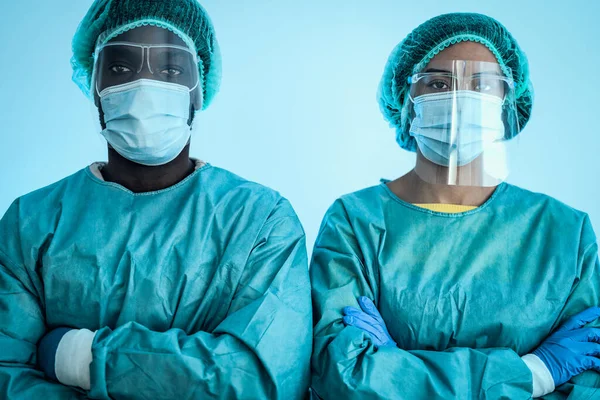 코로나 바이러스 발생에 싸우는 장비를 착용하고 의사들 종사자 — 스톡 사진