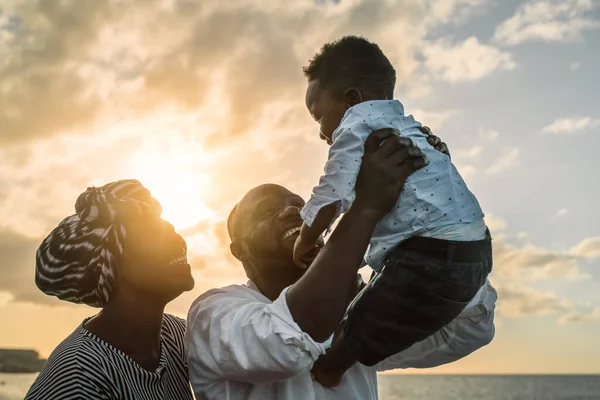 Família Africana Feliz Divertindo Praia Durante Férias Verão Pais Adoram — Fotografia de Stock