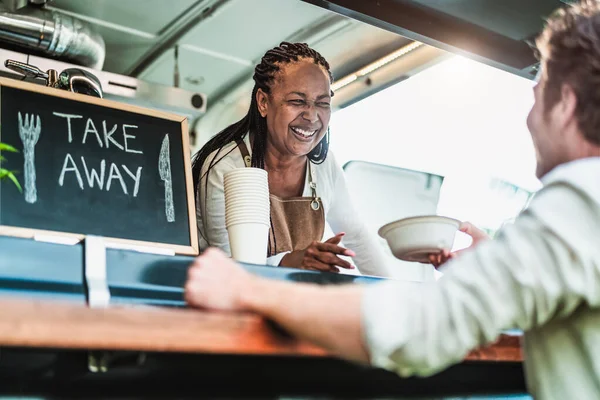 Propietaria Camión Comida Femenina Que Sirve Comida Cliente Masculino Negocios — Foto de Stock