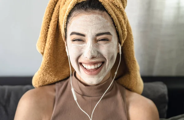 Jovem Mulher Ouvindo Música Enquanto Tem Cuidados Com Pele Spa — Fotografia de Stock