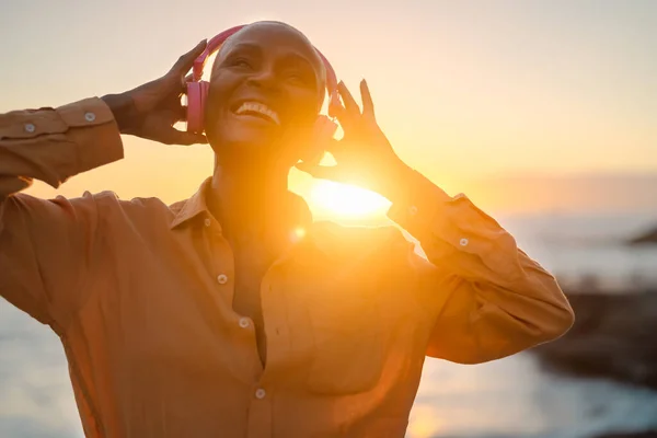 Feliz Anciana Africana Disfrutando Escuchando Música Frente Mar Durante Atardecer — Foto de Stock