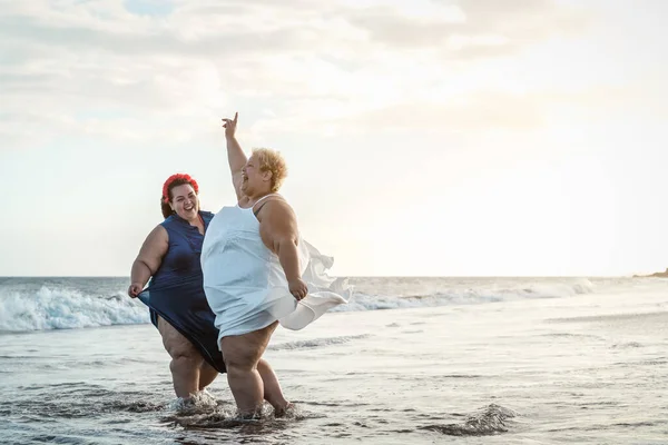 Happy Size Vrouwen Hebben Plezier Het Strand Tijdens Zomervakantie Curvy — Stockfoto