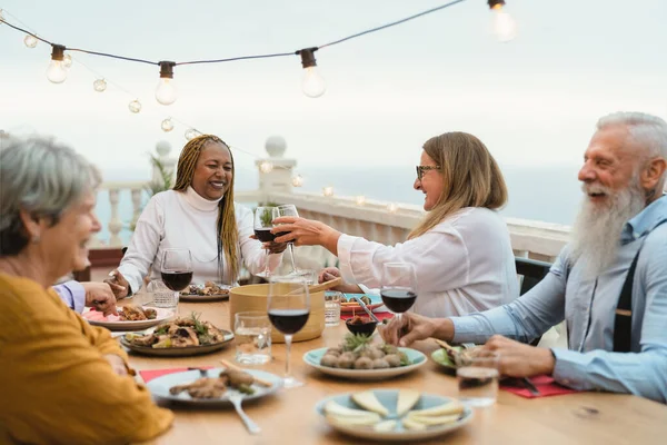 Gelukkig Multiraciaal Senior Vrienden Hebben Plezier Dineren Samen Het Huis — Stockfoto