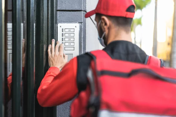 Rider Uomo Consegna Pasto Clienti Casa Mentre Indossa Maschera Facciale — Foto Stock