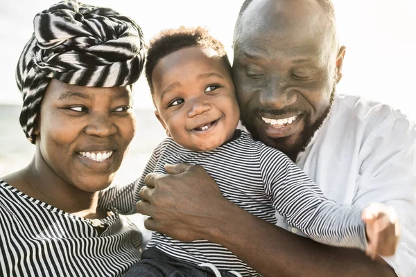 Família Africana Feliz Divertindo Praia Durante Férias Verão Pais Adoram — Fotografia de Stock