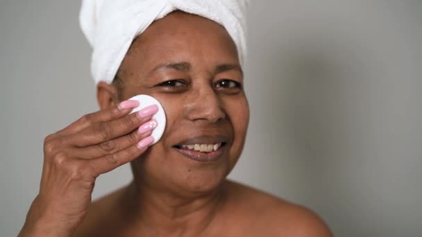 Happy African Senior Woman Having Skin Care Spa Day Conceito — Vídeo de Stock