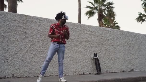 Glücklicher Afro Mann Hat Spaß Beim Spielen Mit Virtual Reality — Stockvideo