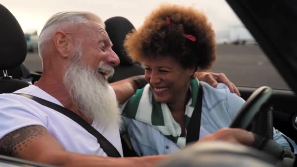 Feliz Pareja Personas Mayores Que Divierten Conduciendo Coche Nuevo Convertible — Vídeos de Stock