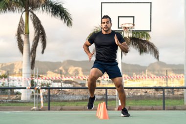 Genç atletik adam dışarıda koşuyor. Sportif insanlar yaşam tarzı konsepti.