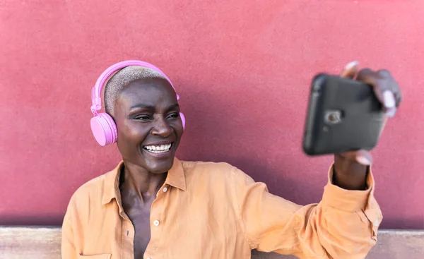 Mulher Africana Feliz Tirar Selfie Com Smartphone Móvel Enquanto Ouve — Fotografia de Stock
