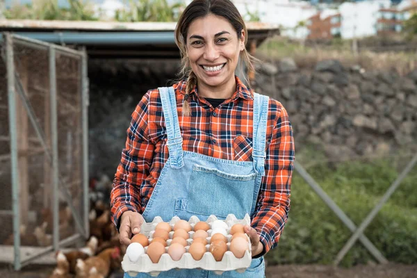 Agricultor Feminino Maduro Pegar Ovos Frescos Jardim Galinheiro Conceito Estilo — Fotografia de Stock