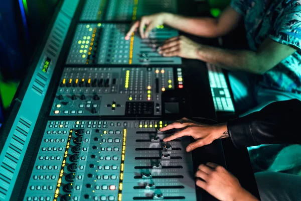 音楽レコーディングスタジオでパネルミキサーコントロールを使用してオーディオエンジニアの手を閉じます — ストック写真