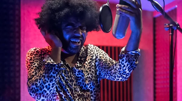 Jovem Cantor Afro Profissional Gravando Novo Álbum Dentro Estúdio Produção — Fotografia de Stock