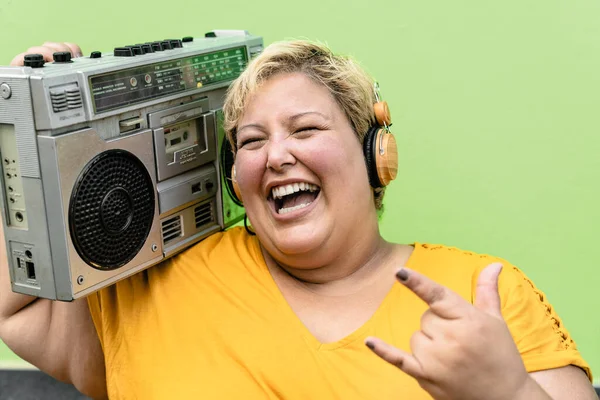 Glad Storlek Kvinna Att Kul Lyssna Musik Med Trådlösa Hörlurar — Stockfoto
