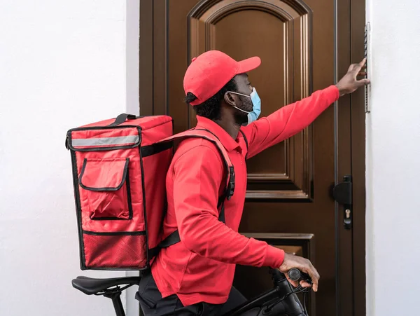 Africano Cavaleiro Homem Entregar Refeição Para Clientes Casa Com Bicicleta — Fotografia de Stock