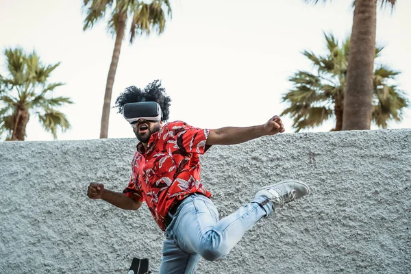 Homem Afro Feliz Divertindo Brincando Com Óculos Realidade Virtual Durante — Fotografia de Stock