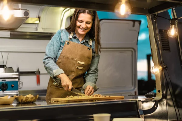 Food Truck Eigenaar Het Bereiden Van Voedsel Recept Moderne Keuken — Stockfoto