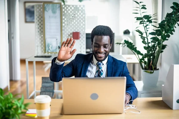 Business Afro Muž Dělá Line Videokonference Notebooku Uvnitř Moderní Kanceláře — Stock fotografie