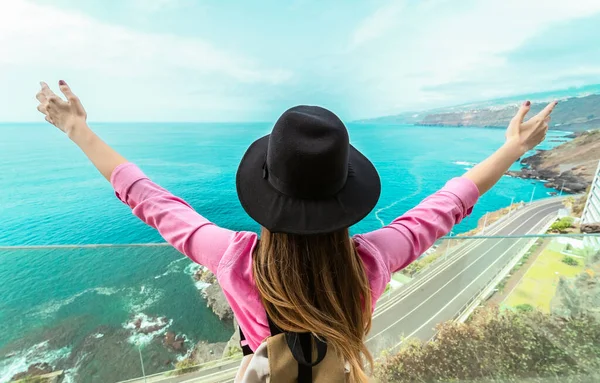 Back View Young Tourist Woman Ocean View Background — Stock Photo, Image