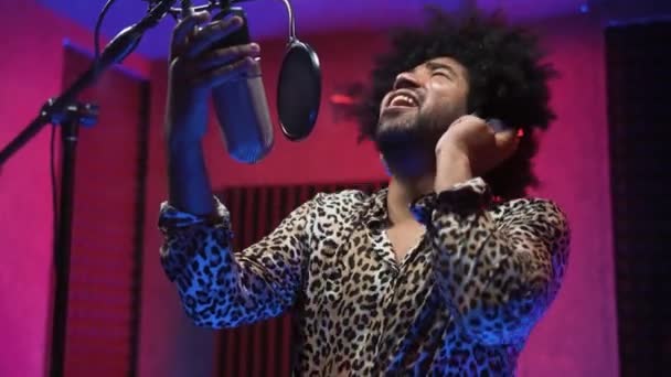 Joven Cantante Afro Profesional Grabando Nuevo Álbum Canciones Dentro Del — Vídeos de Stock