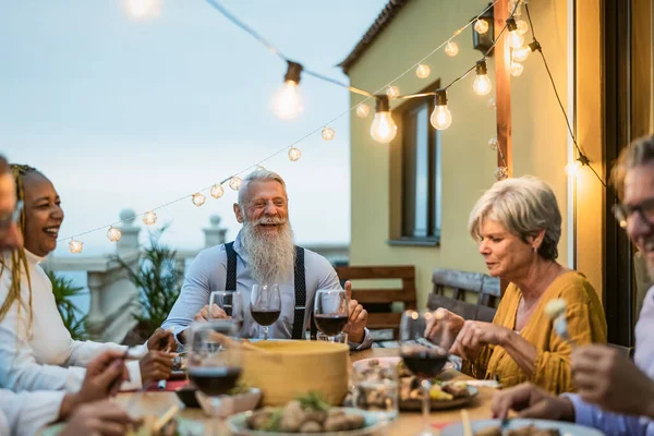 Fröhliche Multiethnische Seniorenfreunde Die Gemeinsam Auf Der Terrasse Des Hauses — Stockfoto