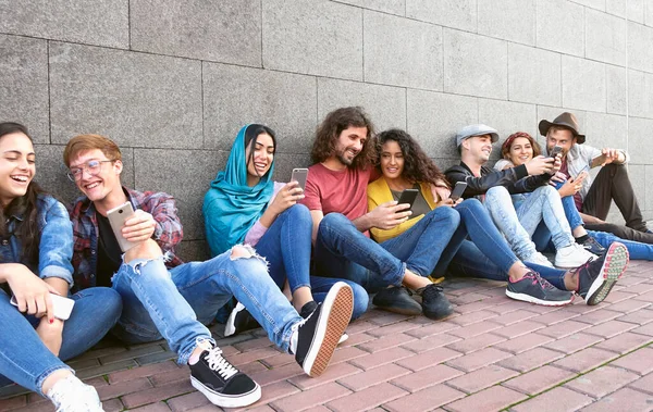 Joven Grupo Multirracial Amigos Utilizando Teléfono Inteligente Móvil Aire Libre — Foto de Stock