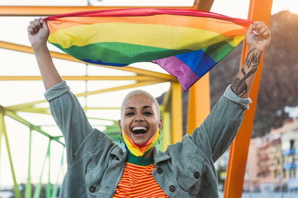 Wanita Muda Merayakan Kebanggaan Gay Memegang Bendera Pelangi Simbol Komunitas — Stok Foto