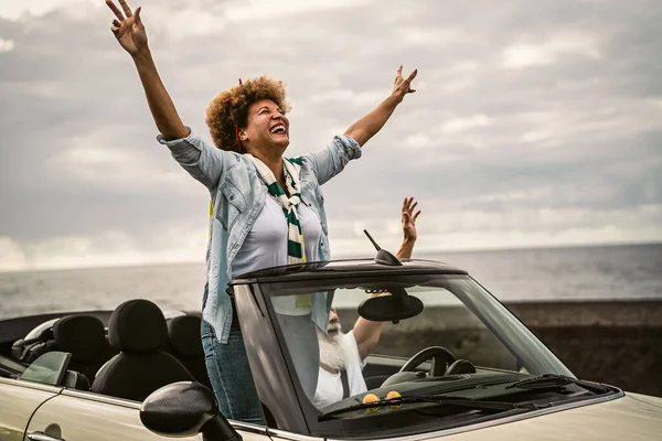 Casal Sênior Feliz Divertindo Dirigindo Novo Carro Conversível Pessoas Maduras — Fotografia de Stock