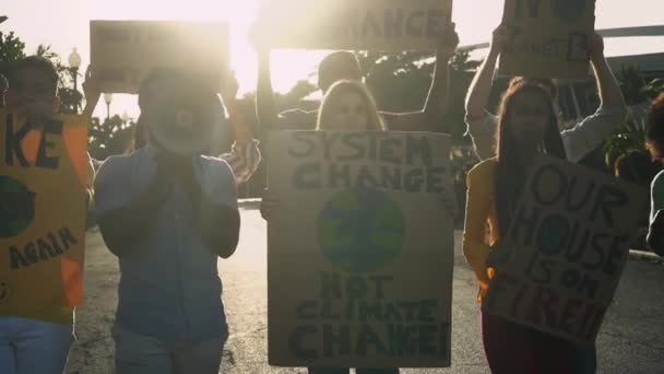 Demonstranten Protestieren Für Den Klimawandel Menschen Verschiedener Rassen Kämpfen Auf — Stockvideo