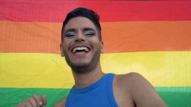 Homem Homossexual Feliz Celebrando Orgulho Gay Com Símbolo Bandeira Arco — Vídeo de Stock