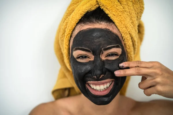Ung Leende Kvinna Tillämpa Träkol Mask Ansiktet Lycklig Flicka Med — Stockfoto
