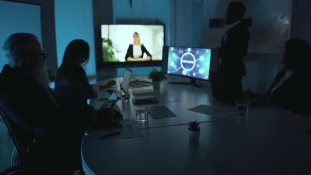블록체인 기술을 암호화 거래소 개발하고 투자자들 비디오 콘퍼런스 사람들 — 비디오
