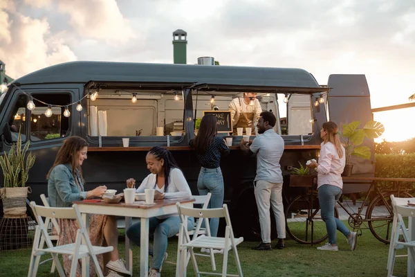 Glückliche Multiethnische Menschen Haben Spaß Beim Essen Einem Streetfood Truck — Stockfoto