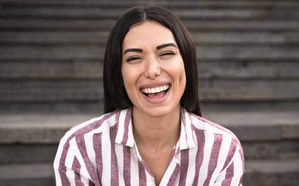 Wanita Latin Yang Bahagia Tersenyum Kamera Sambil Duduk Tangga Kota — Stok Foto