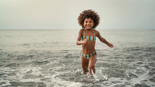 Afro Kind Heeft Plezier Spelen Zeewater Tijdens Zomervakantie Childhood Reizen — Stockfoto