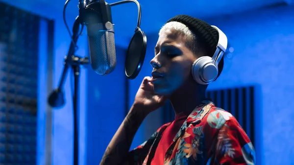 Jovem Cantora Feminina Gravando Novo Álbum Dentro Estúdio Produção Musical — Fotografia de Stock