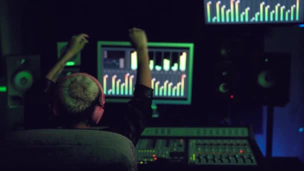 Mujer Joven Que Trabaja Estudio Grabación Música Ingeniera Audio Femenina — Vídeo de stock