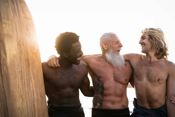 Surfistas Felizes Com Diferentes Idades Raças Divertindo Surfando Juntos Pôr — Fotografia de Stock