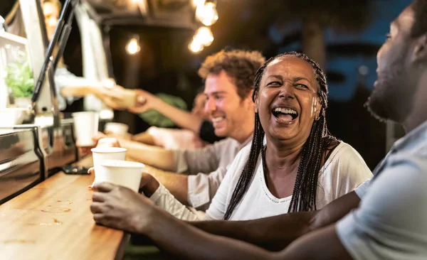 Heureux Les Gens Multiraciaux Achetant Des Repas Marché Des Camions — Photo