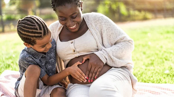 Família Africana Feliz Esperando Outro Bebê Afro Mãe Filho Tocando — Fotografia de Stock