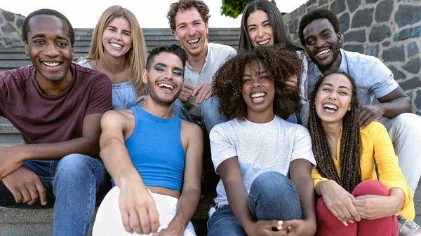 Feliz Grupo Multirracial Amigos Diversos Pasar Rato Ciudad Concepto Estilo — Foto de Stock