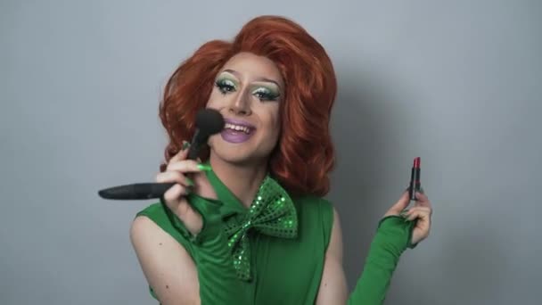 Feliz Drag Queen Divertirse Mientras Hace Maquillaje Estudio — Vídeo de stock