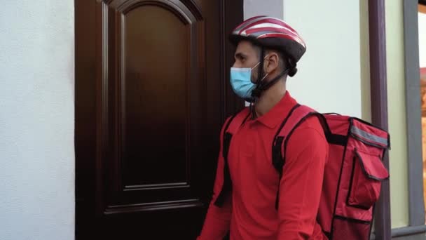 电晕病毒爆发期间 骑手骑着电动自行车带着面具送餐回家的顾客 生态快速送餐概念 — 图库视频影像