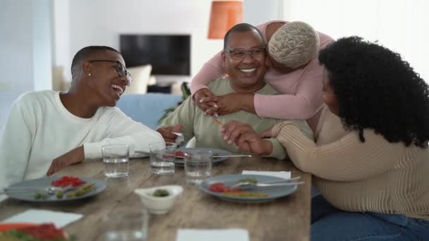 Glad Afrikansk Familj Har Roligt Efter Lunch Tillsammans Hemma Mat — Stockvideo