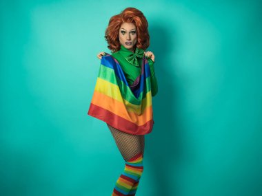 Mutlu drag queen gökkuşağı bayrağı taşıyan gay gururunu kutluyor - LGBTQ sosyal toplum konsepti